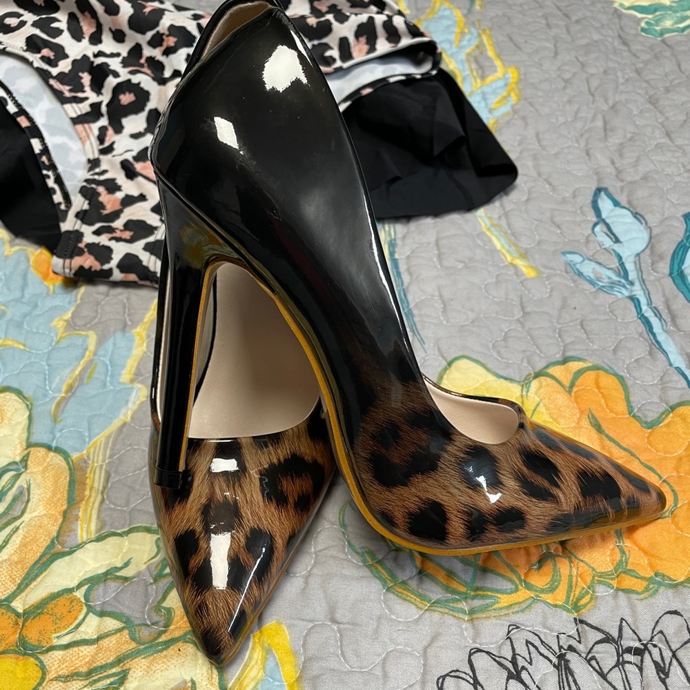 Leopard print pumps